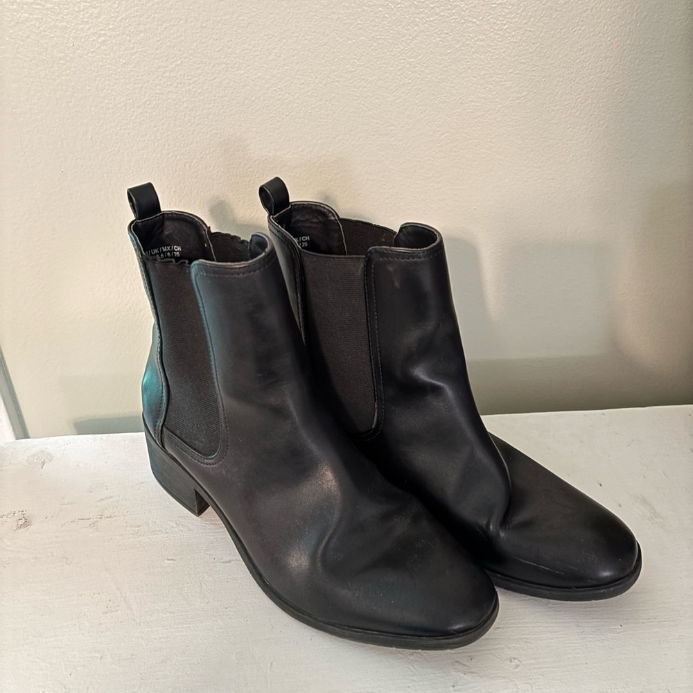 SOLD - Kenneth Cole Reaction Black Booties with Elastic Panels